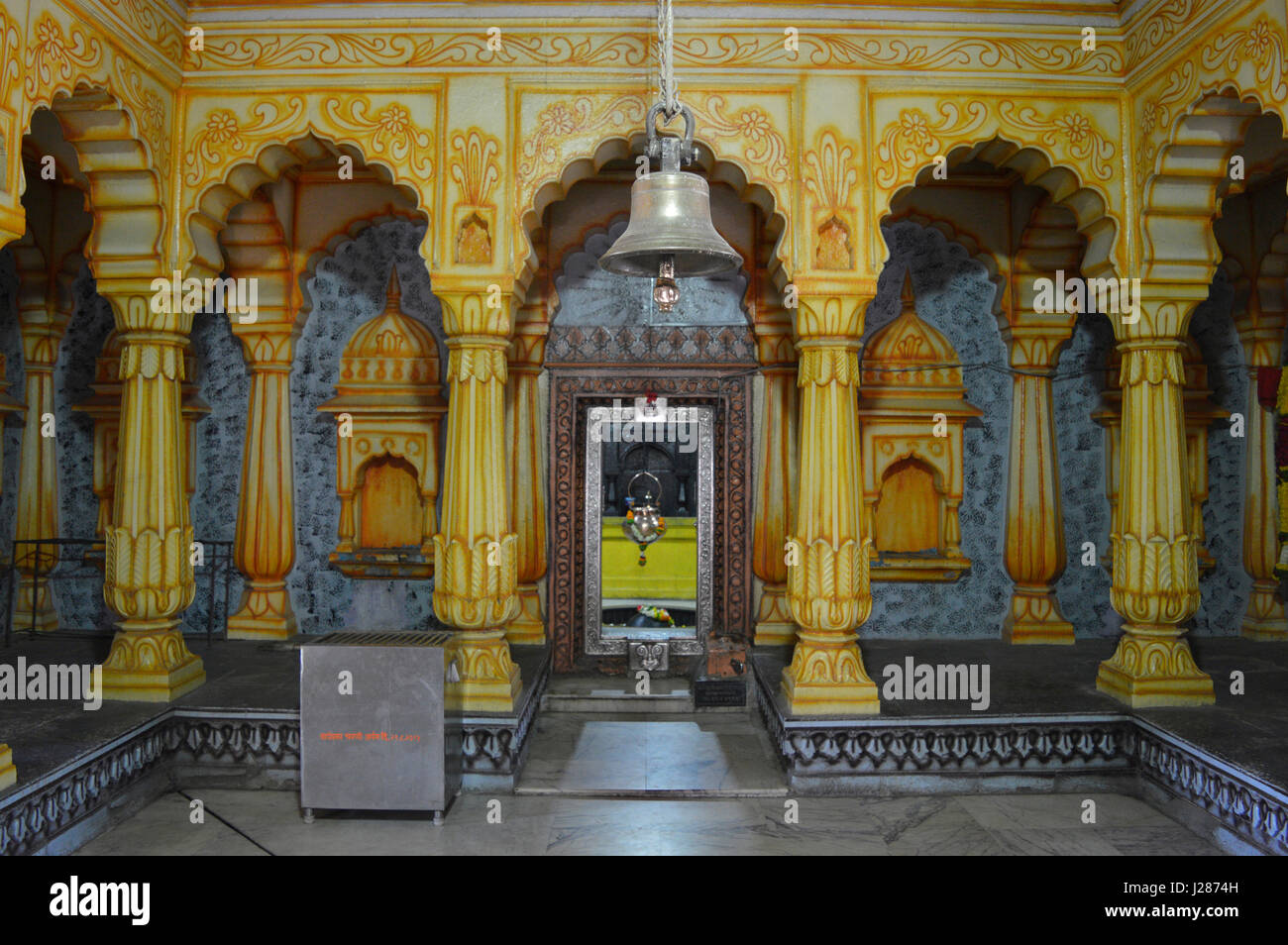 All'interno di pilastri di Shri Wagheshwar tempio di Shiva, Wagholi di Pune, Maharashtra, India Foto Stock