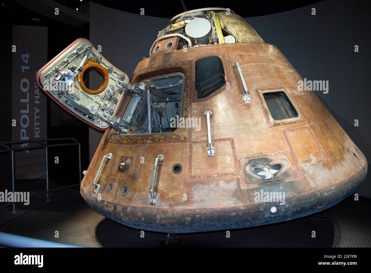 L'Apollo 14 modulo di comando veicolo spaziale, volato per la luna nel 1971, visualizzata al Complesso Visitatori alla NASA Kennedy Space Center, Florida. Foto Stock