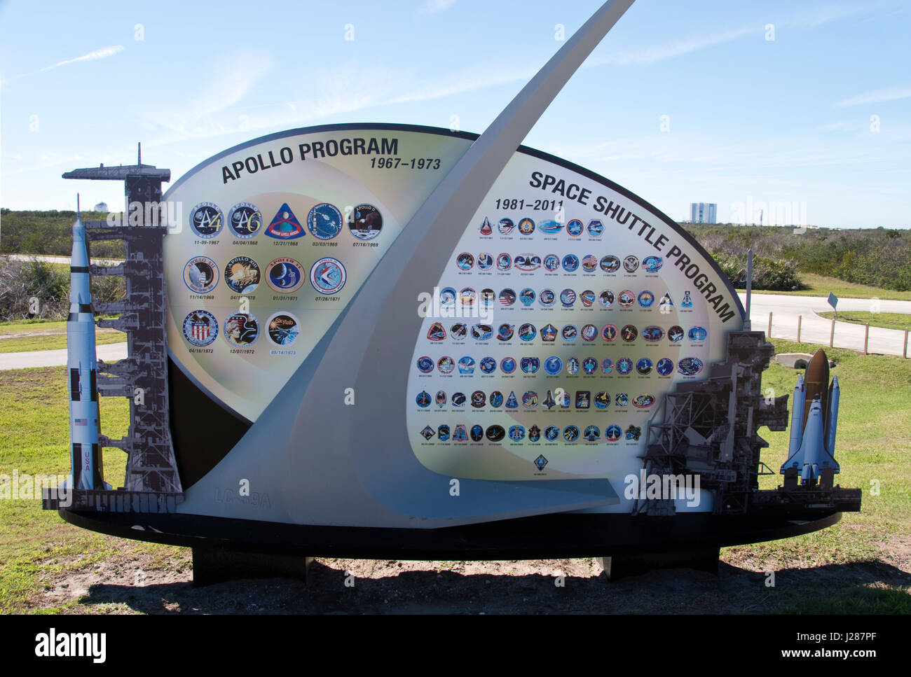 Un segno ad un turista la visualizzazione di elenchi di spot di Apollo e lo Space Shuttle missioni spaziali lanciato dal tampone 39A, con la VAB (posteriore) alla NASA Kennedy Space Foto Stock
