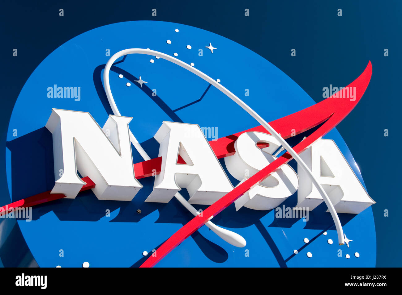 Un grande logo della NASA al di fuori del complesso dei visitatori alla NASA Kennedy Space Center, Florida. Foto Stock