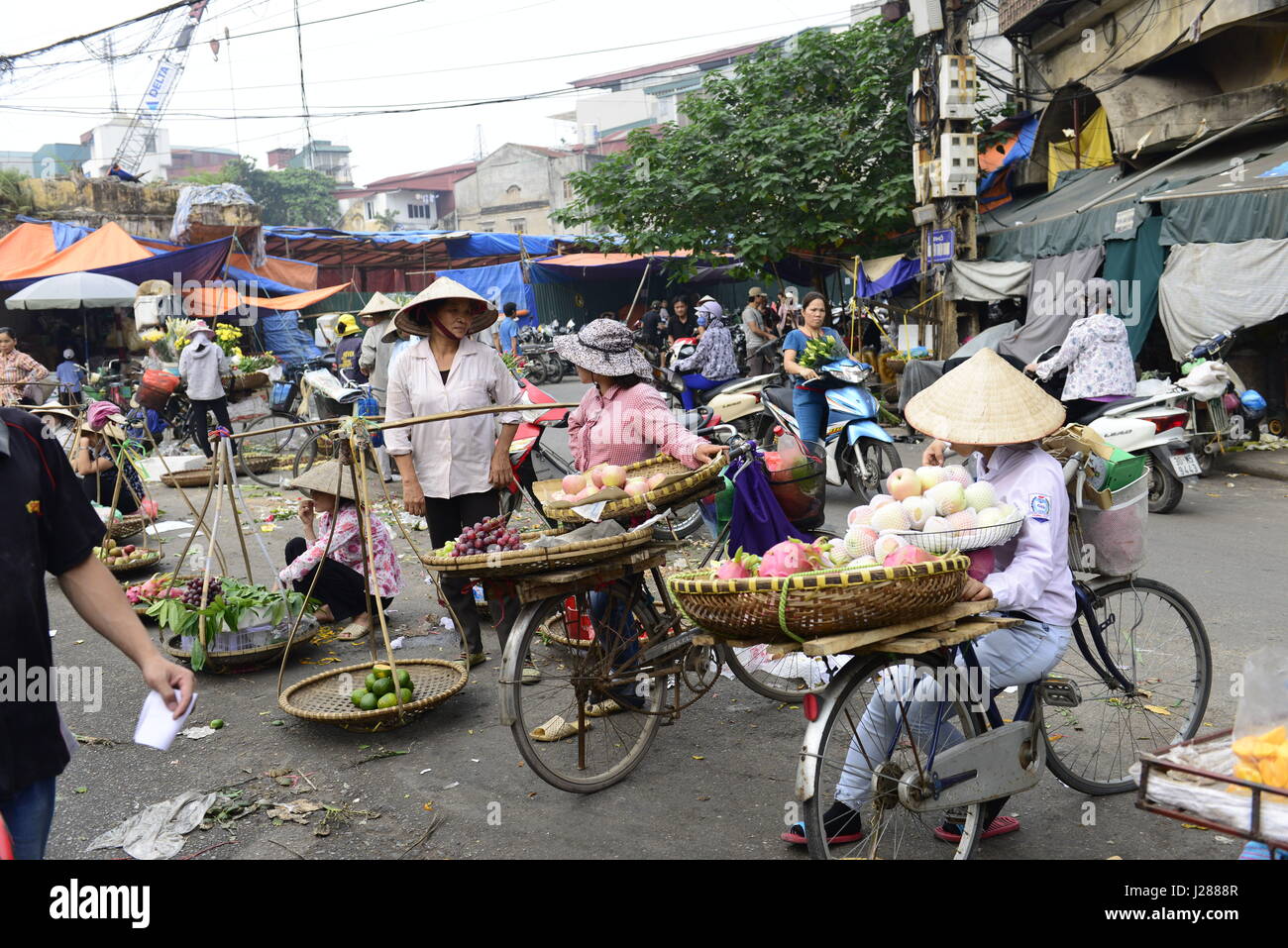 I coloratissimi mercati nella città vecchia di Hanoi, Vietnam. Foto Stock