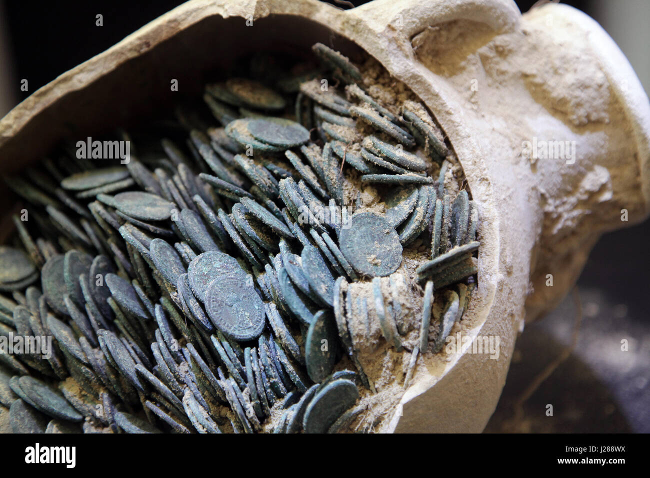 19 anfore riempita con oltre 600 kg di monete romane dalla tarda antichità recentemente trovati in Tomares vicino a Siviglia in Spagna Foto Stock