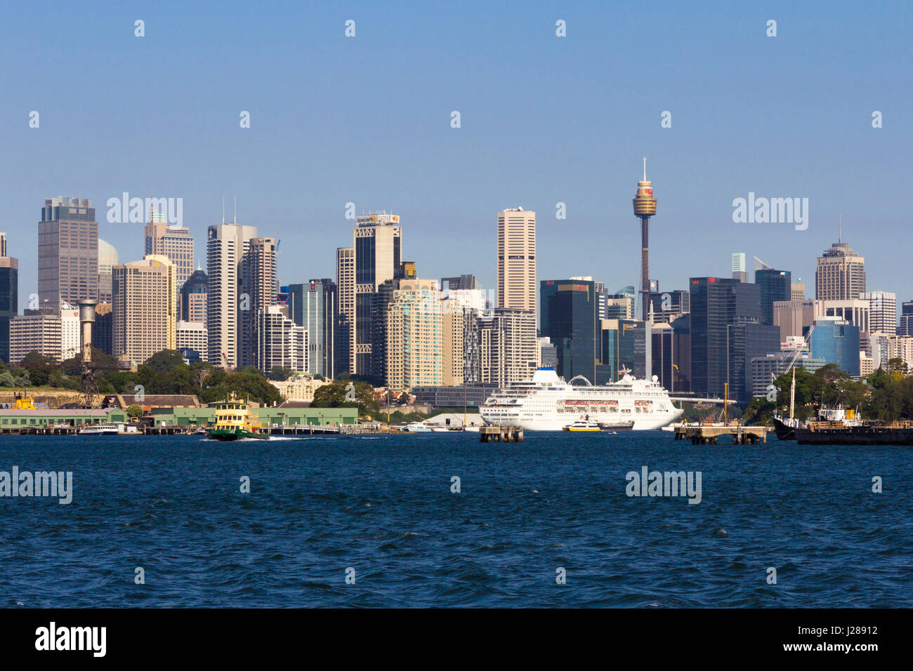 La nave di crociera, Manly traghetto e il Quartiere Affaristico Centrale di Sydney, Nuovo Galles del Sud, Australia Foto Stock