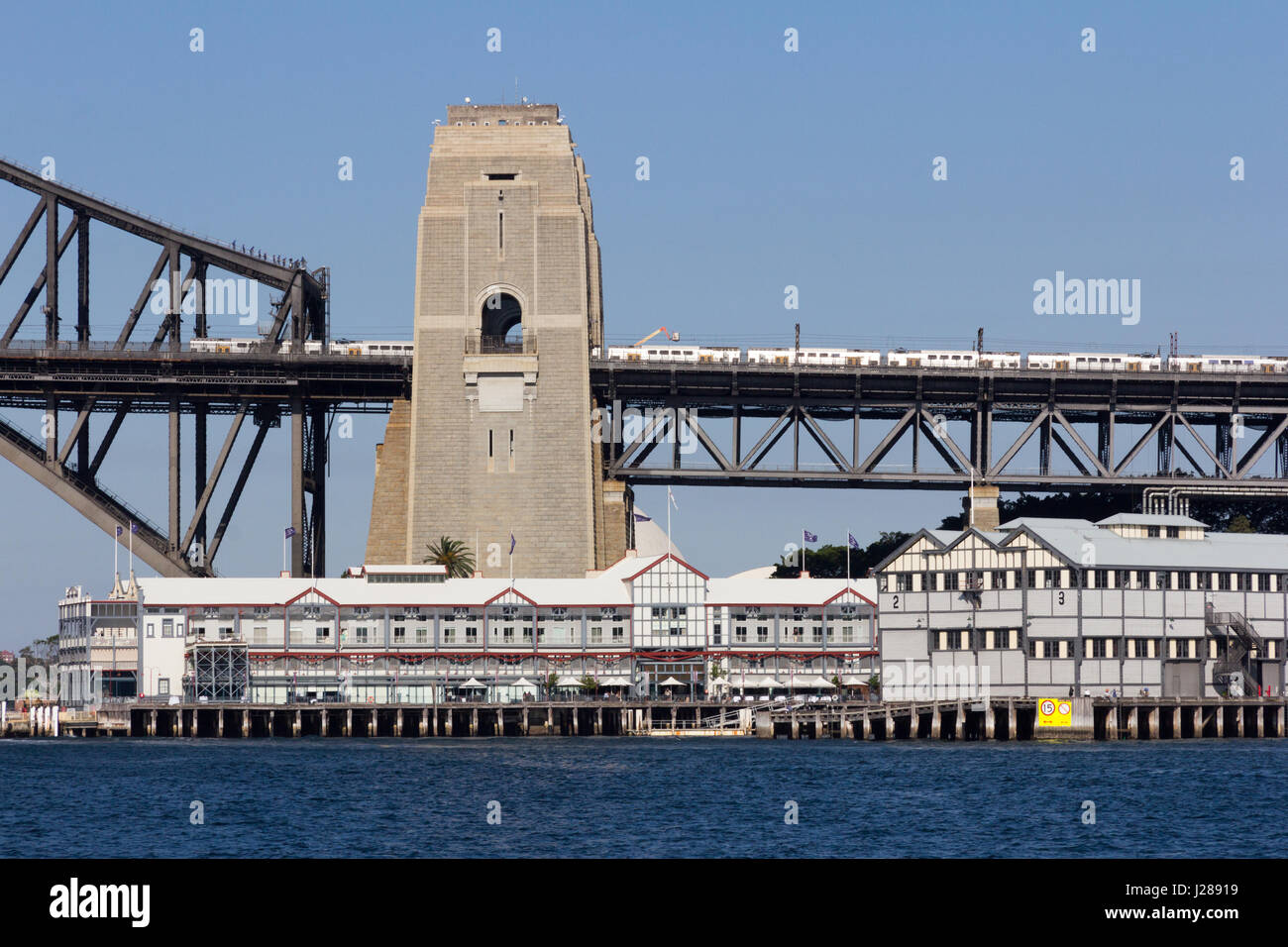 Il treno sta per attraversare il Ponte del Porto di Sydney a Dawes Point, Sydney, Nuovo Galles del Sud, Australia Foto Stock