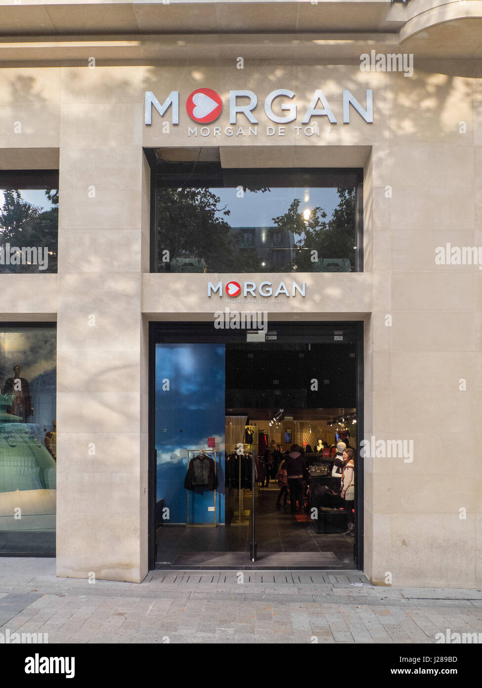 Francia, Parigi, negozio di moda Morgan sul Champs-Elysees Foto stock -  Alamy