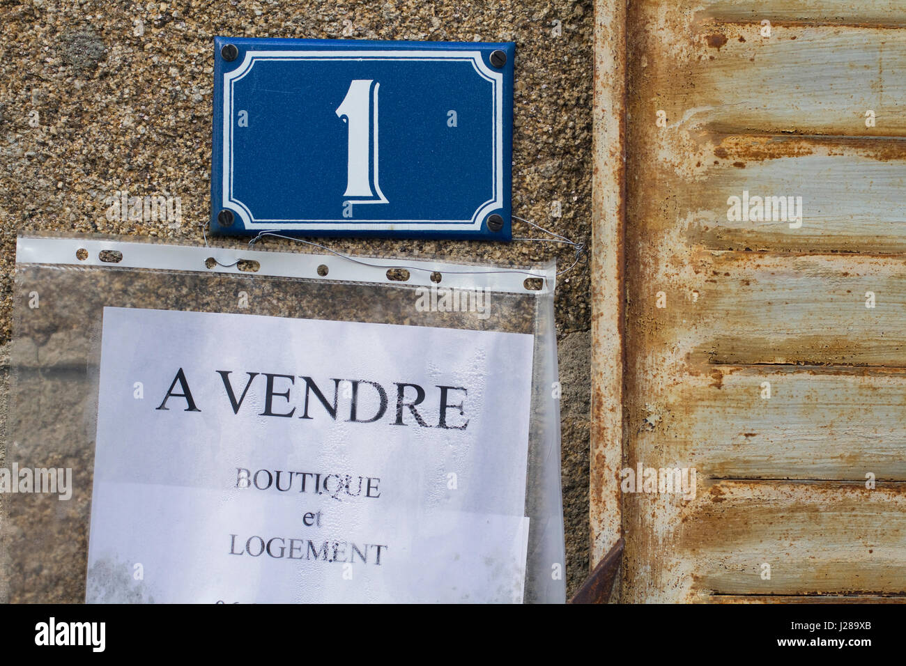 In vendita stampato su un foglio di carta protetto in una cartella di plastica sotto un numero civico la placca Foto Stock
