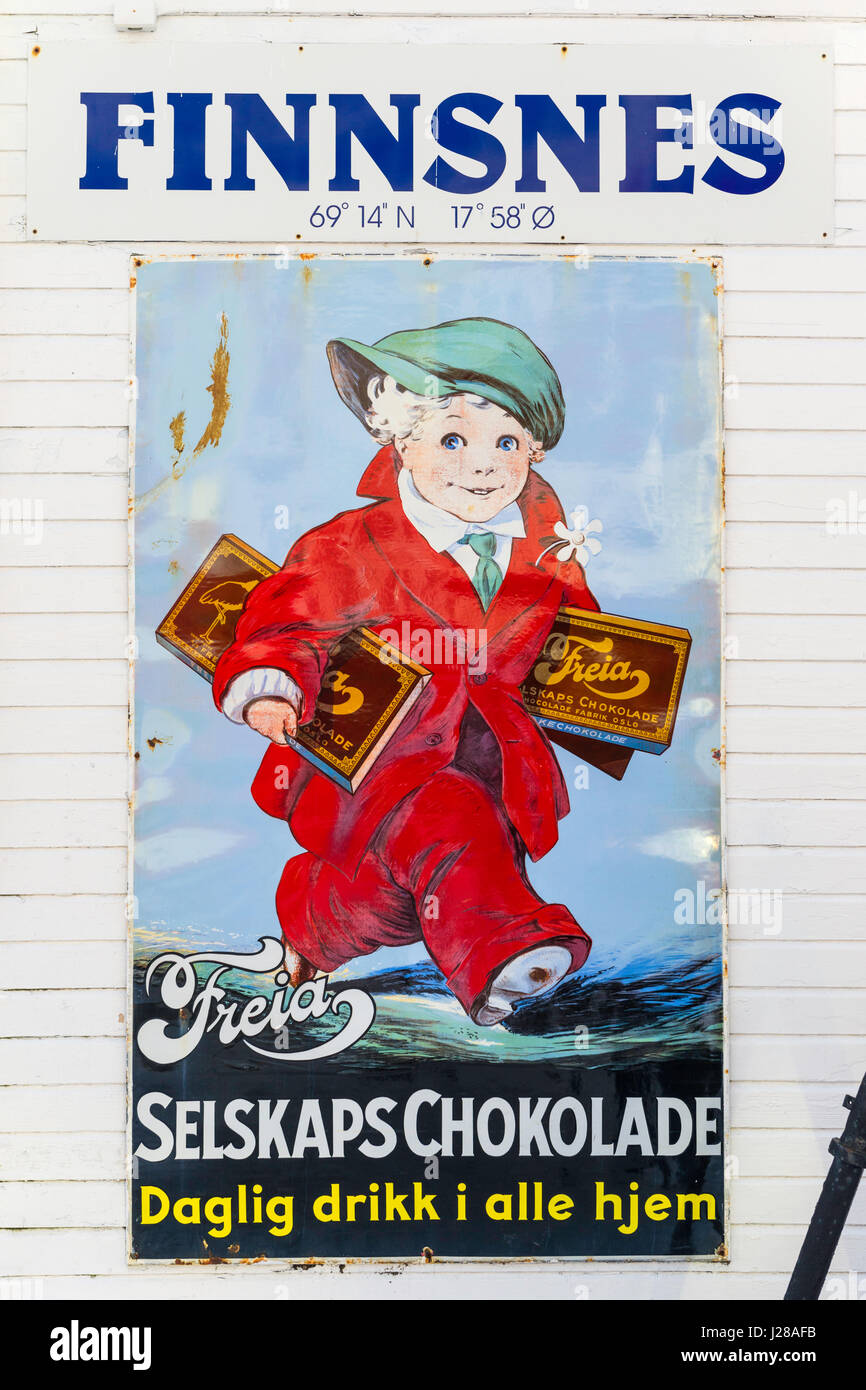 Cartello Vintage cioccolato pubblicità presso il porto di Finnsnes, Troms County, Norvegia. Foto Stock