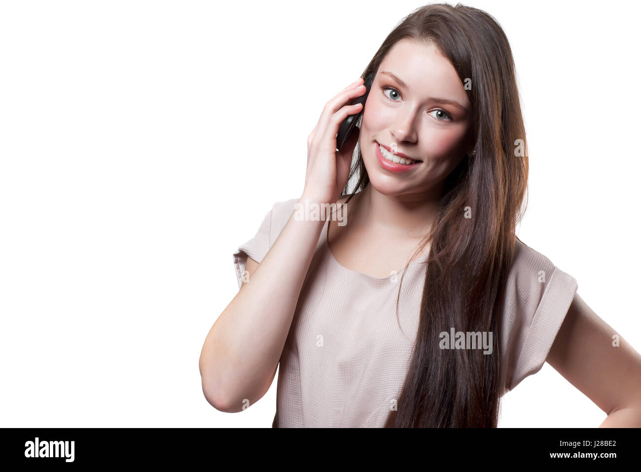 Un colpo isolato di una bella imprenditrice caucasica parlando al telefono Foto Stock