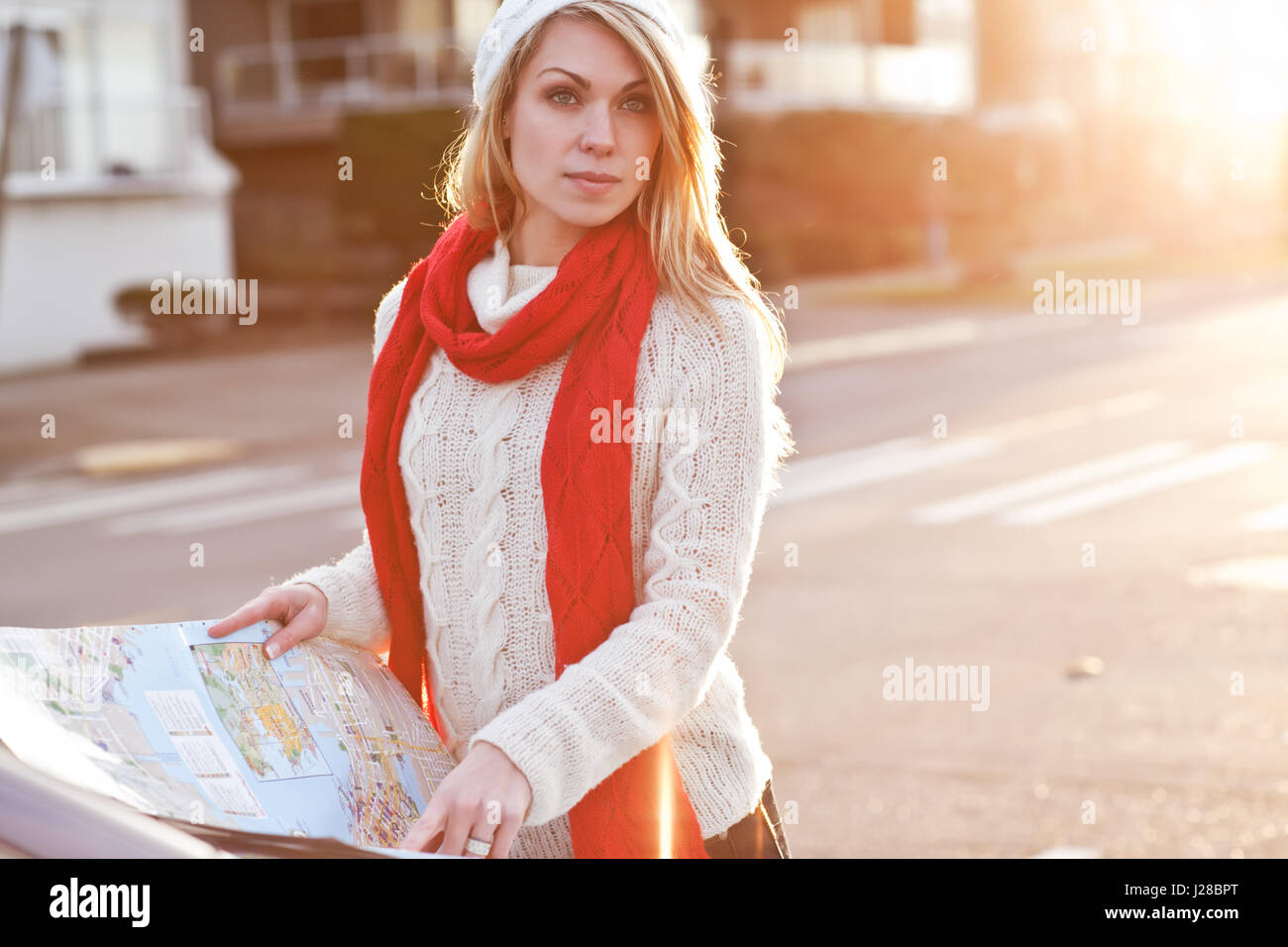 Un colpo di un bellissimo viaggio caucasica donna la lettura di una mappa Foto Stock
