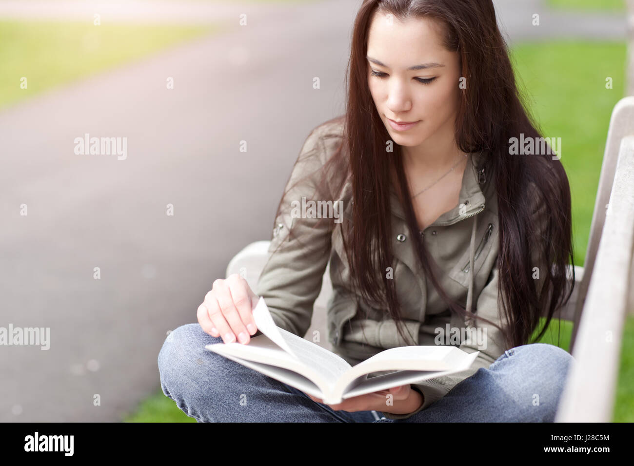 Un colpo di un etnica studente universitario che studia nel campus Foto Stock