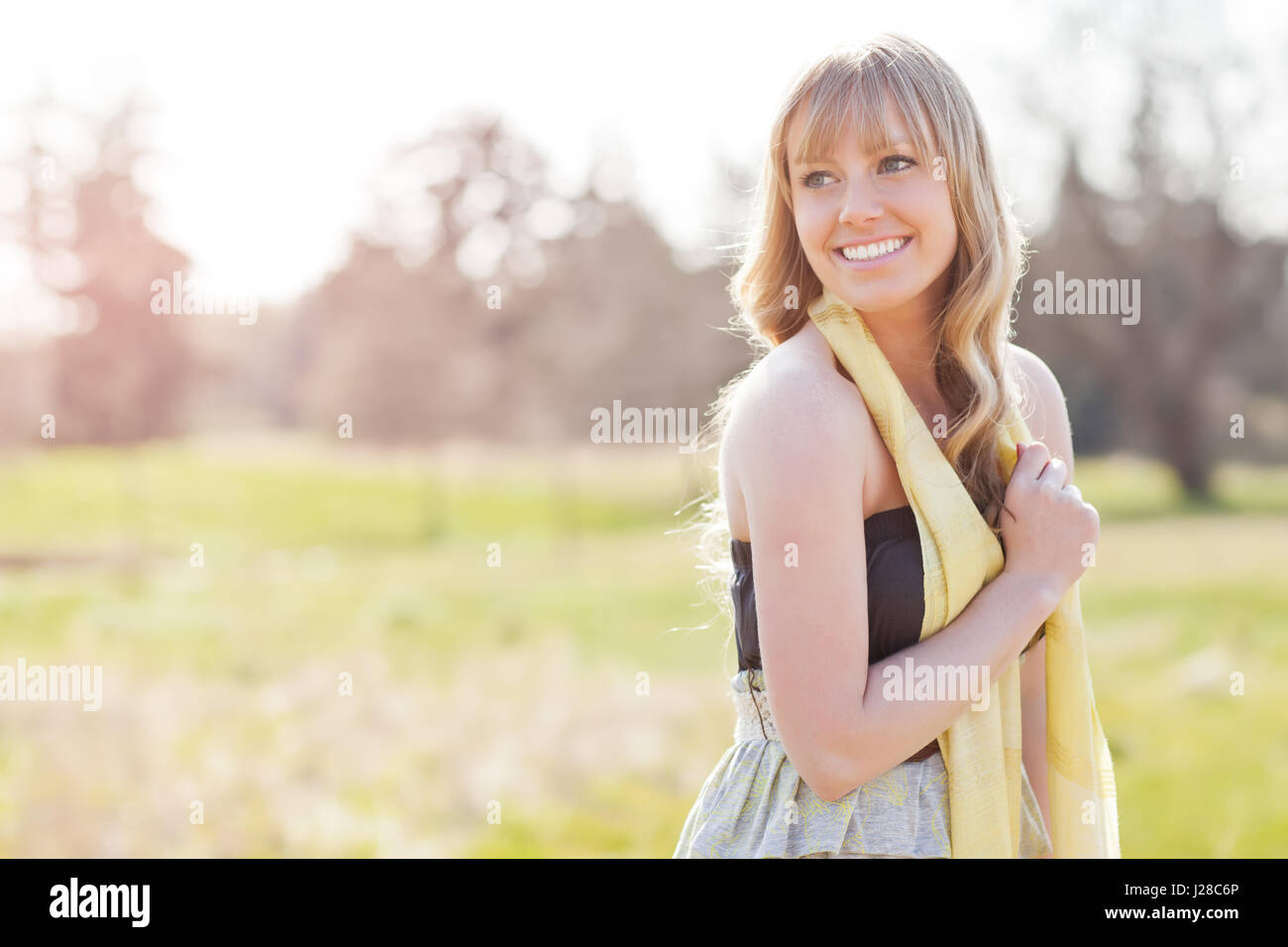 Un ritratto di una giovane e bella donna caucasica outdoor Foto Stock
