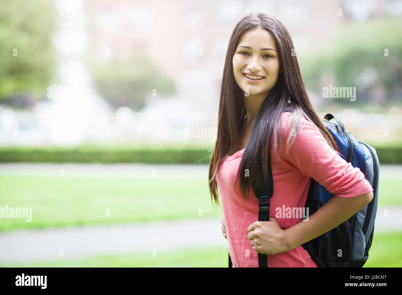 Un ritratto di un ispanico studente di college presso il campus Foto Stock