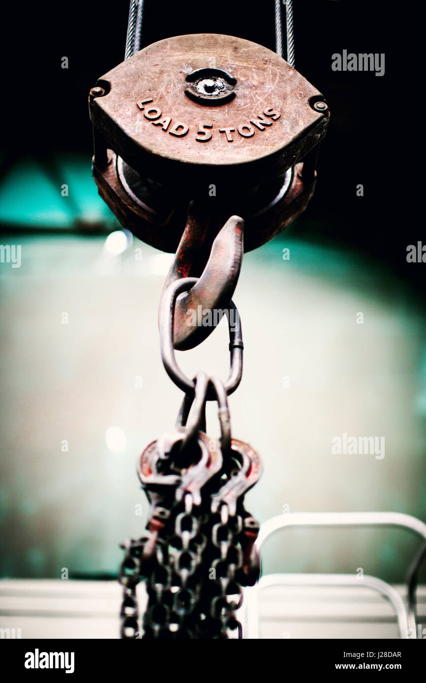 Carico di peso di pietra nel trasporto su camion officina in Gateshead, Tyne and Wear Foto Stock