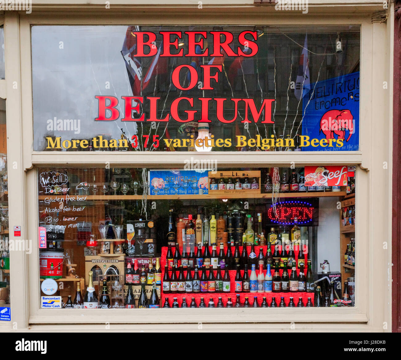 La finestra di visualizzazione delle birre artigianali del Belgio, Antwerp in Belgio Foto Stock