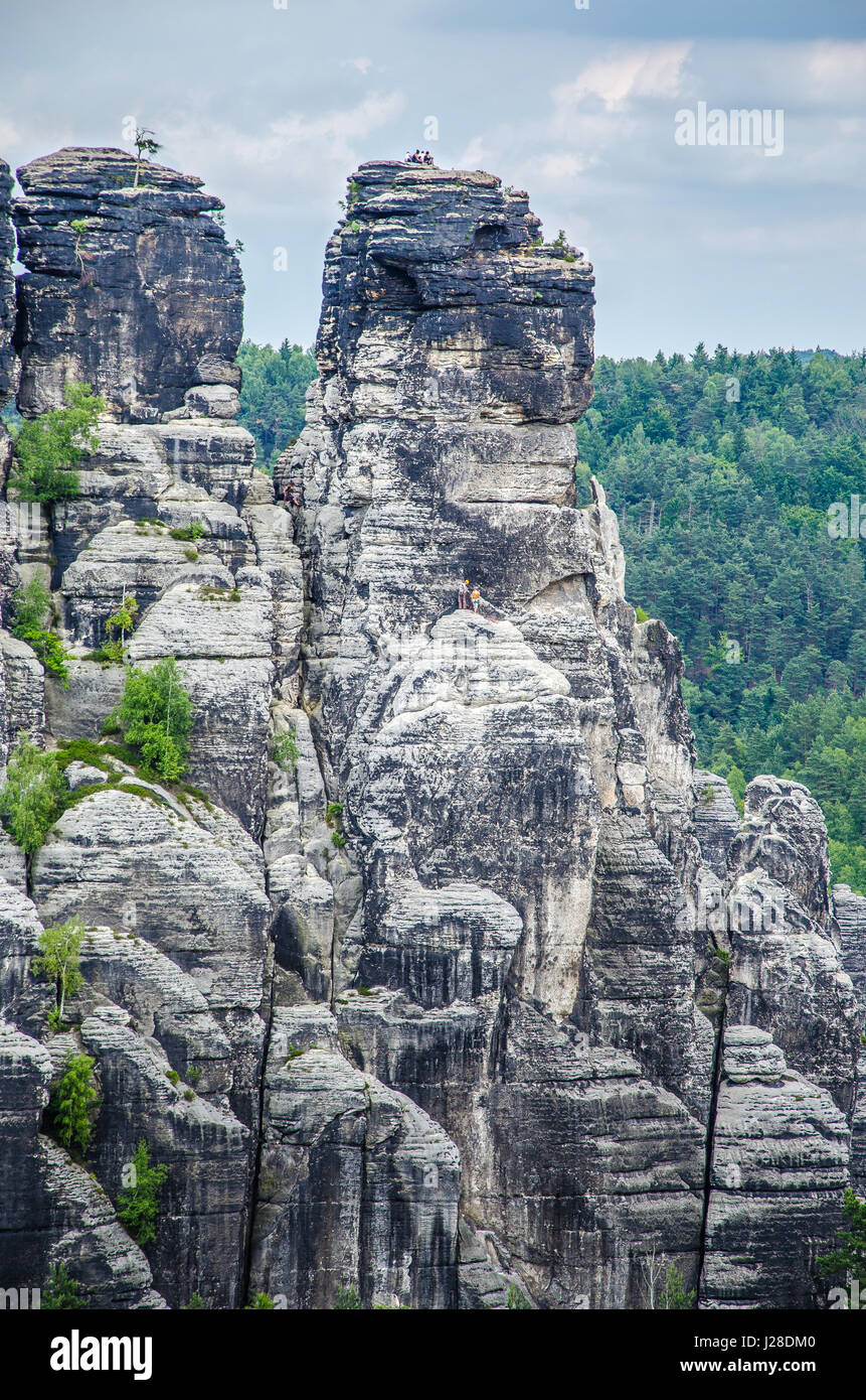 Gli alpinisti sulla sommità del rilievo camstone pietre in Sassonia parco nazionale, Bastai, Dresda, Germania Foto Stock