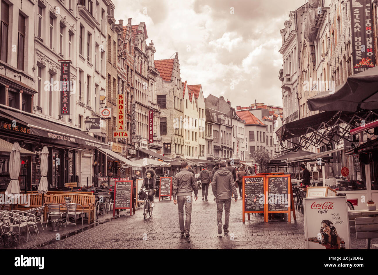 Persone che passeggiano giù per una strada di città di Anversa, Belgio Foto Stock
