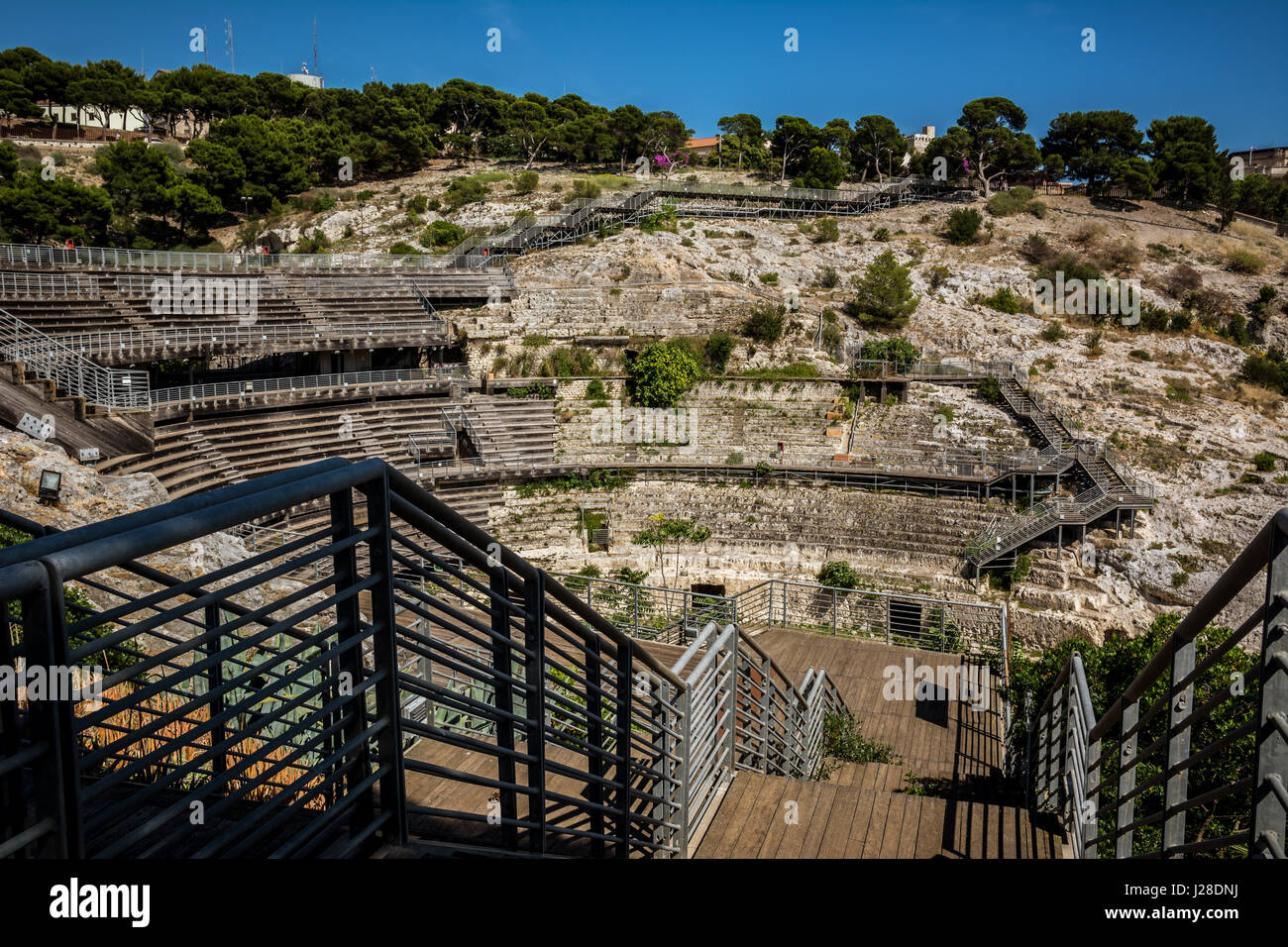 Anfiteatro romano di Cagliari/ anfiteatro romano di Cagliari resti in una giornata di sole con cielo blu. Nessuno nella scena. Vista con scale voce verso il basso. Foto Stock