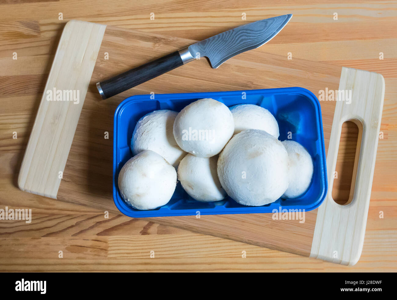 Champignons e un alto-end​ spelucchino dritto e tagliere di legno Foto Stock