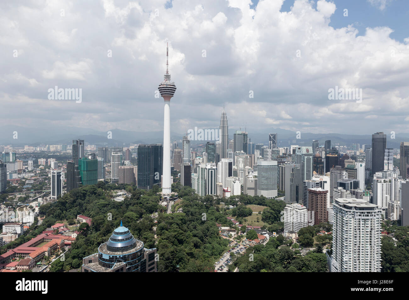 Una vista su Kuala Lumpur, Malesia, con la Torre KL e le Torri Petronas visibile. Foto Stock