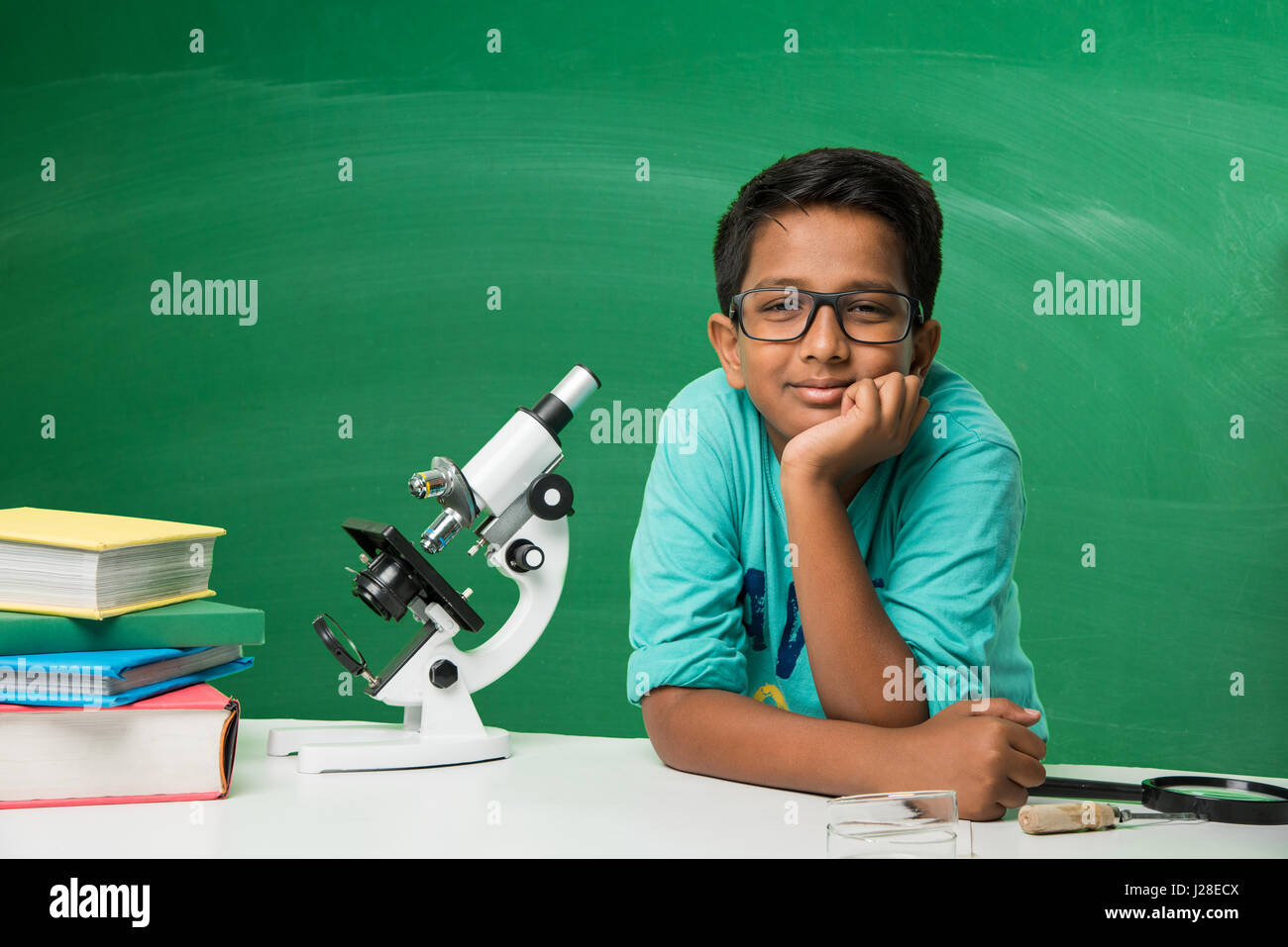 Carino bambini indiani fare scienza esperimento in laboratorio di chimica o di biologia lab a scuola Foto Stock