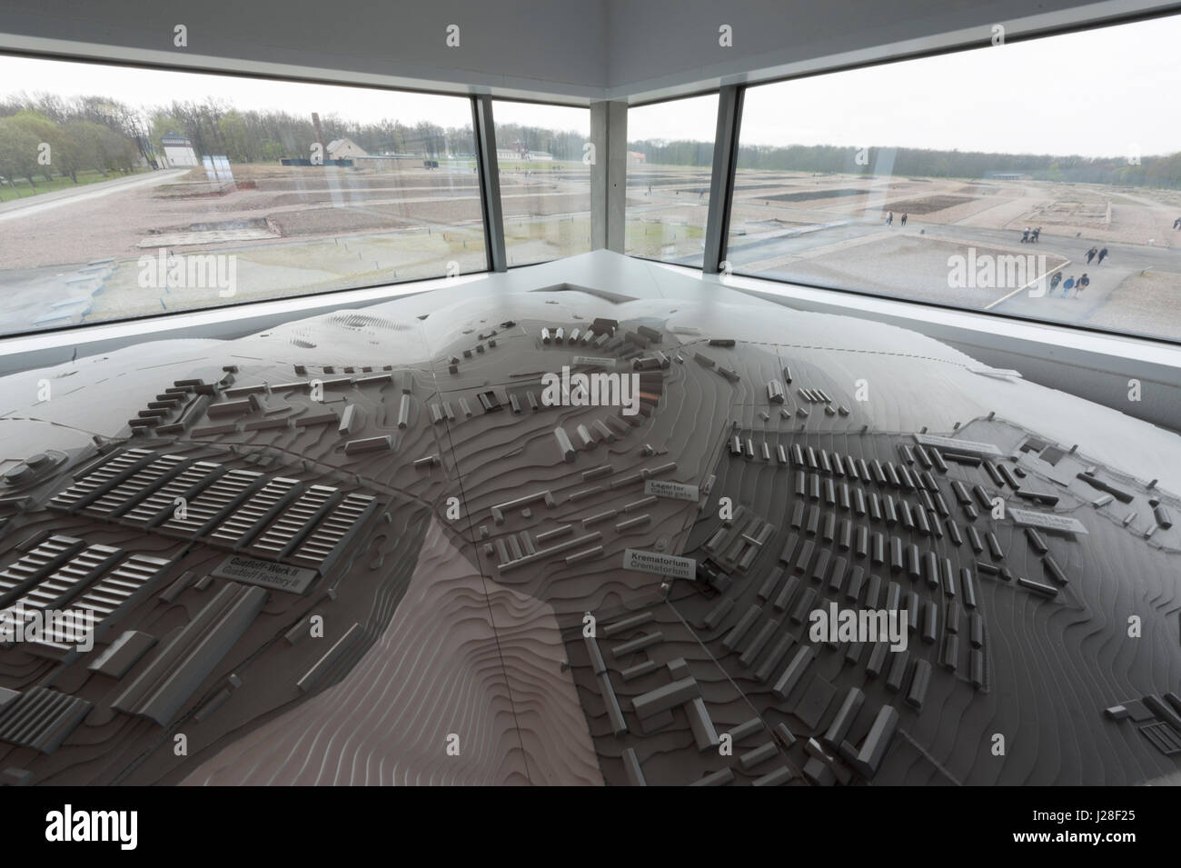 Un modello in scala di Buchenwald campo di concentramento che si affaccia sul campo. Foto Stock
