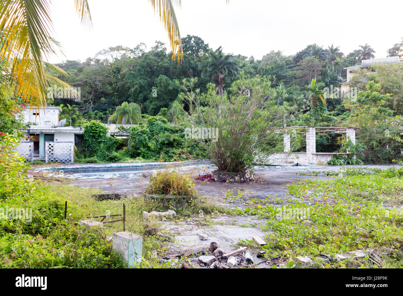 Giamaica, Oracabessa, abbandonato complesso alberghiero e le rovine di un complesso di hotel in Giamaica Foto Stock