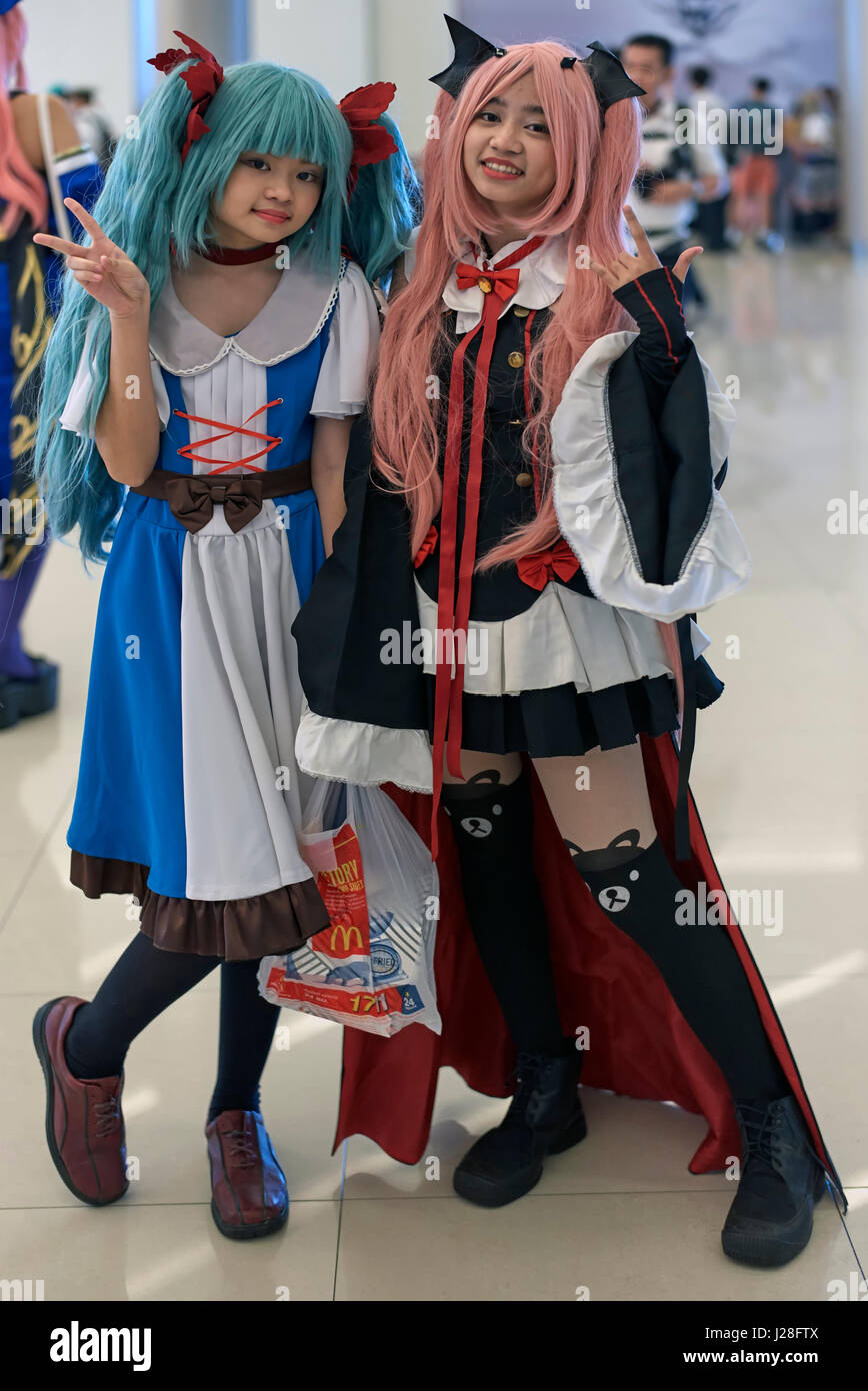 Fumetto ragazza con. Sorella maggiore e sorella minore, 17 e 13 anni, Cosplay, Bangkok, Thailandia, 2017 Foto Stock