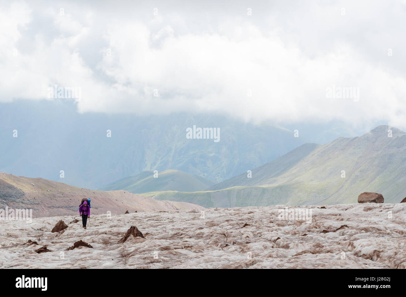 La Georgia, Mtskhet-Mtianeti, Stepanzminda, Kazbegtour, sulla strada per il meteostation del 1936, vista la discesa sul ghiacciaio Foto Stock