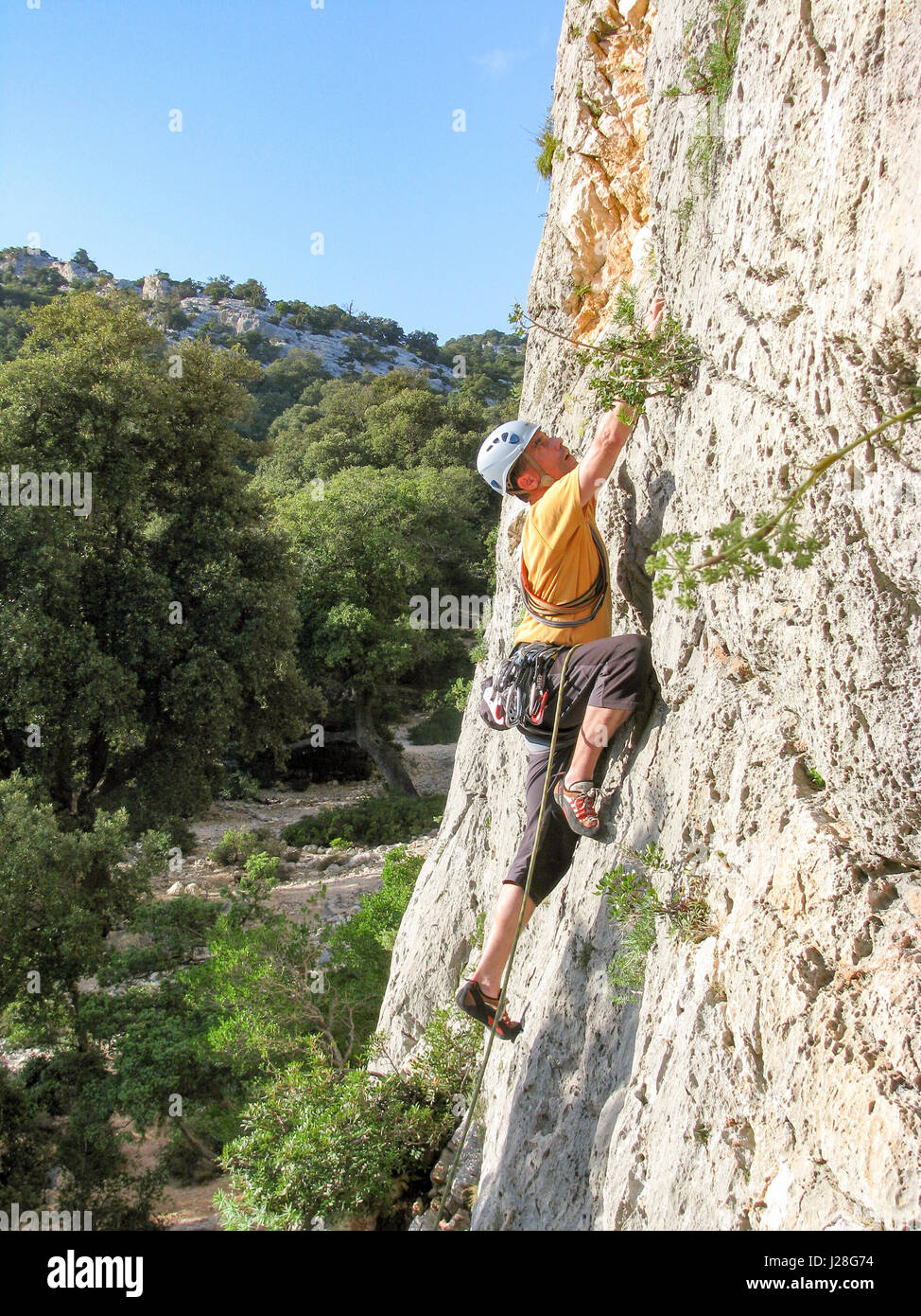 L'Italia, Sardegna, scalatore sulle rocce, in background Steineichenwald Foto Stock