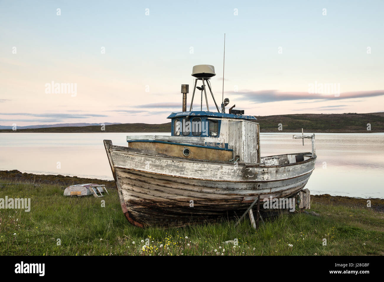 Norvegia, Finnmark, Nesseby, vecchia barca da pesca a Varangerfjord Foto Stock