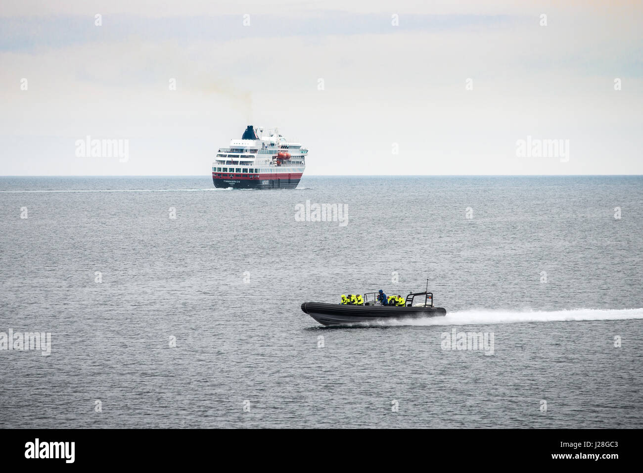 Norvegia, Finnmark, Nordkapp, una nave di foglie Hurtigrouten Honningsvåg, turisti ritorno al porto Foto Stock