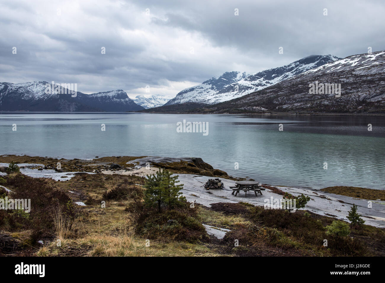 Norvegia Norvegia settentrionale, Ballangen kommune, luogo di riposo su Efjorden, le montagne circostanti sono quasi 1000 m di altezza Foto Stock