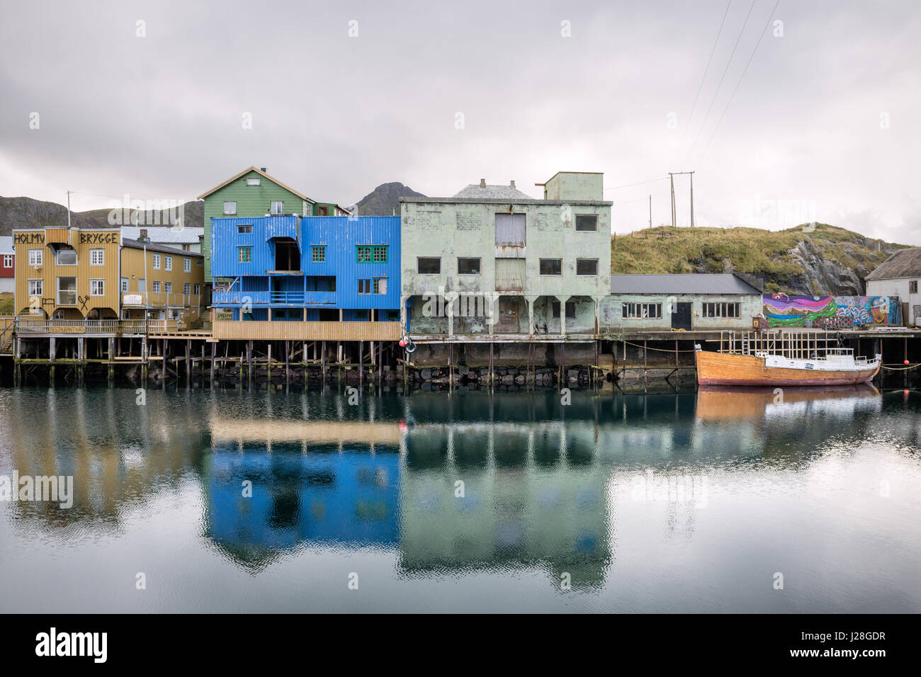 Norvegia, Nordland, Øksnes kommune, un antico villaggio di pescatori sull'Vesterålen, che era già quasi decaduto, è ancora abitata Foto Stock