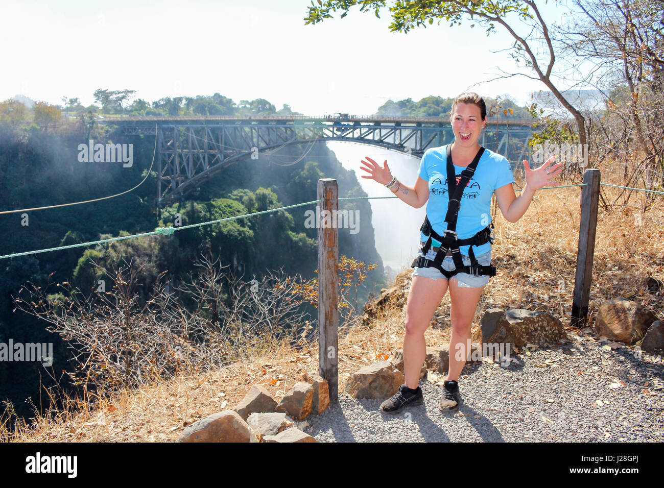 Zambia, Victoria Falls, Sambesi river, donna di fronte il bungee jumping dal ponte sul fiume Sambesi Foto Stock