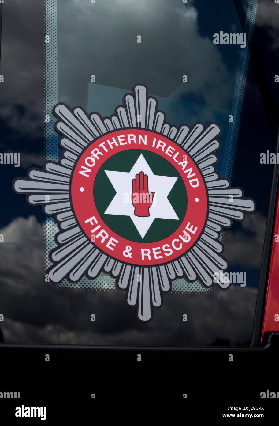 Irlanda del Nord fuoco e di salvataggio badge su un motore Fire Foto Stock