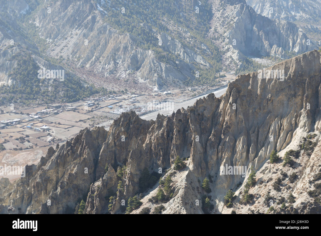 Il Nepal, Regione Occidentale, Pisang, sul circuito di Annapurna - Giorno 5 - Da Lower Pisang a Braga - La pista in vista a Manang Foto Stock