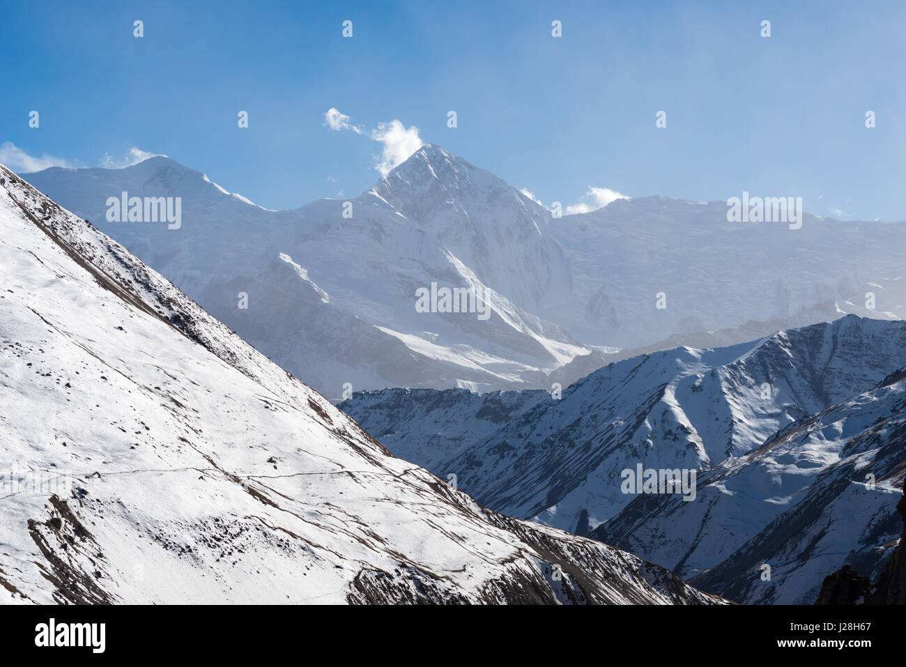 Il Nepal, Regione Occidentale, Tanki Manang, sul circuito di Annapurna - Giorno 8 - Yak Kharka a Thorong Phedi - montagne innevate con Gangapurna a Thorong Phedi Foto Stock