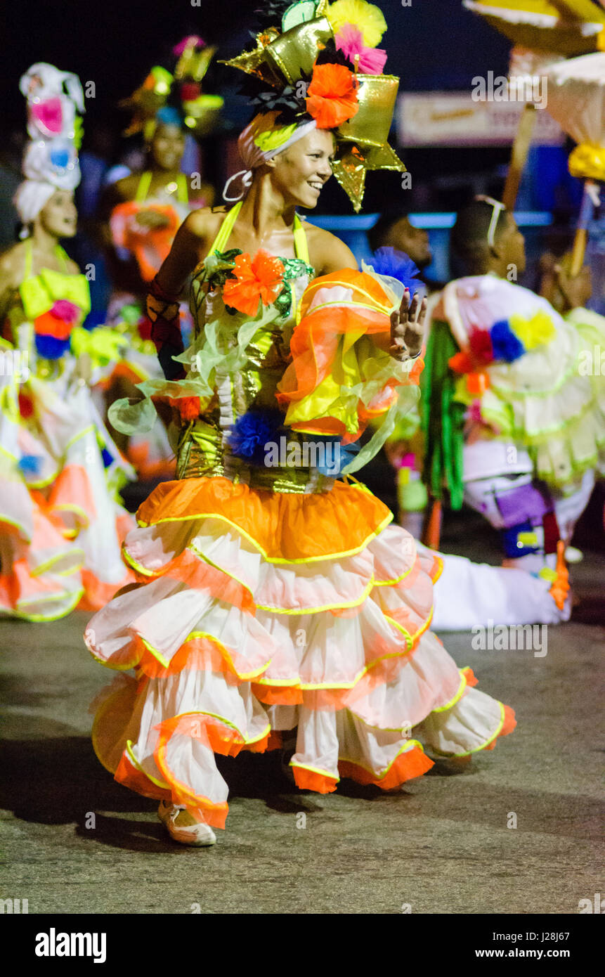 Cuba, La Habana, carnevale in Avana, ballerine alla sfilata di carnevale,  in luglio e agosto si celebra il Malecón con mascherate, parate e livemusic  Foto stock - Alamy