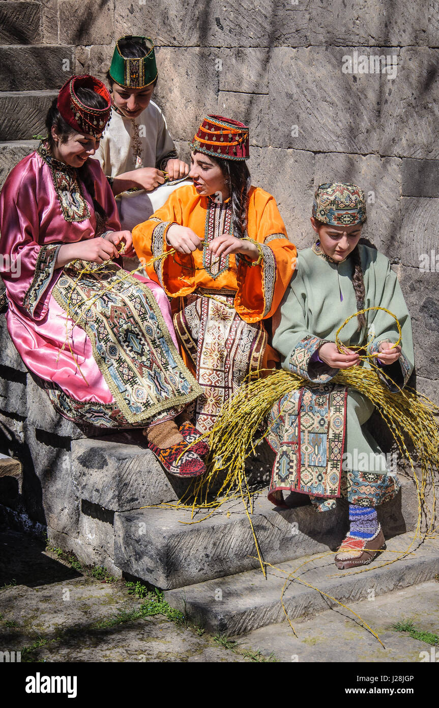 Armenia, provincia di Aragatsotn, Ohanavan, armena ragazze vestite di medicazione ghirlande, i preparativi per il festival di Pasqua Foto Stock