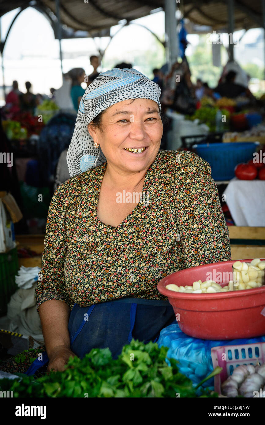 Uzbekistan Tashkent, felice donna di mercato Foto Stock