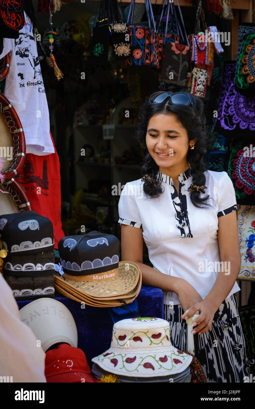 Uzbekistan, Xorazm provincia, Xiva, mercato stand, Oasi Chiwa, nord Uzbekistan vicino al gran secca-out lago Aral. Patrimonio culturale mondiale dell UNESCO Foto Stock