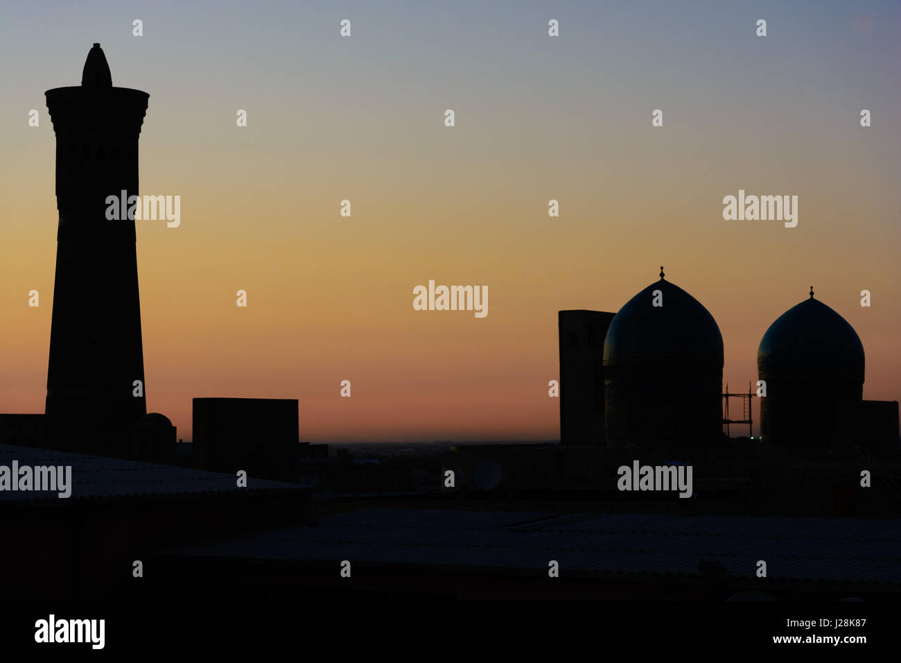 Uzbekistan, provincia di Bukhara, Bukhara, Kalyan minareto Kalon poi al tramonto Foto Stock