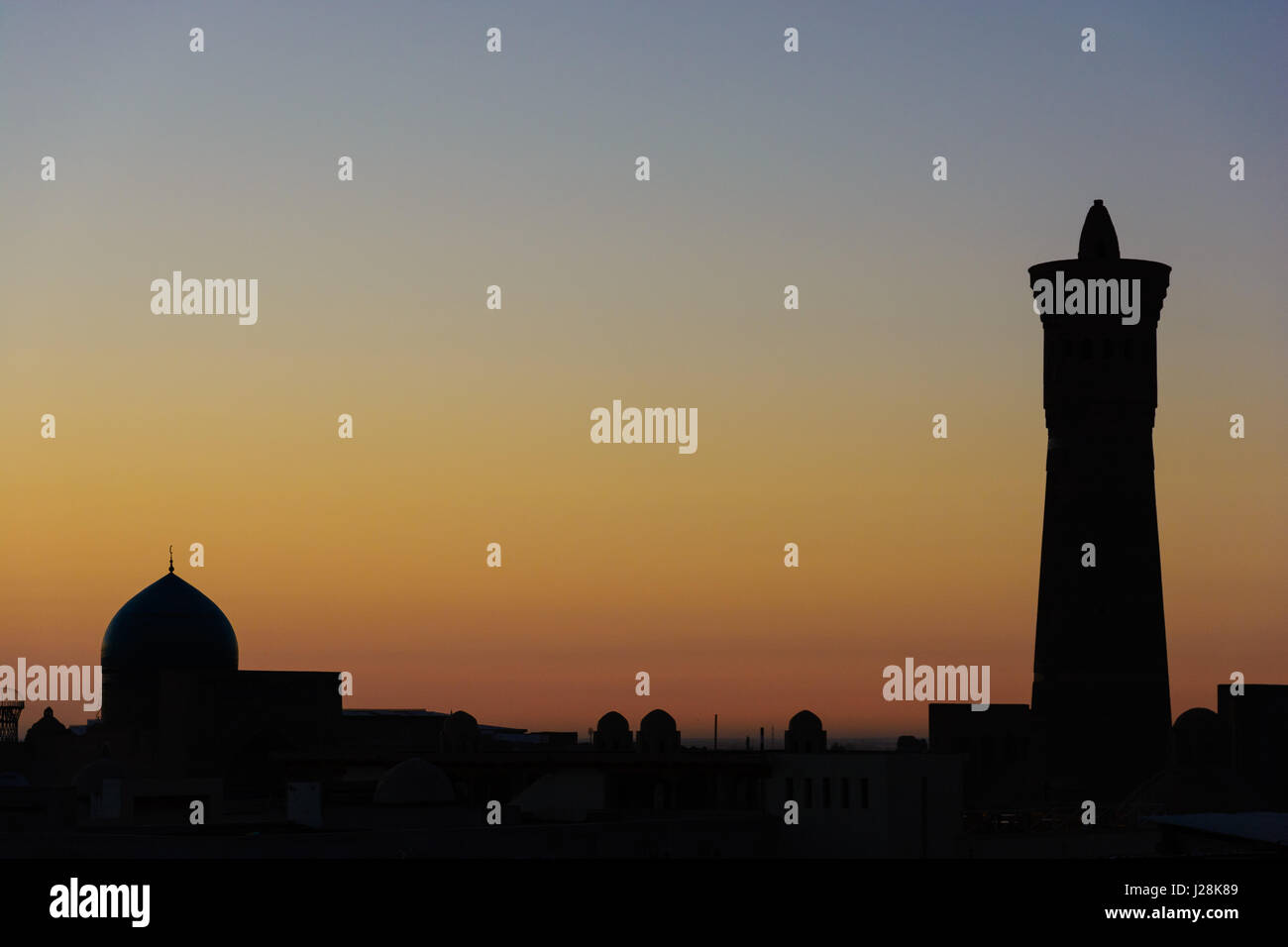 Uzbekistan, provincia di Bukhara, Bukhara, Kalyan minareto Kalon poi al tramonto Foto Stock