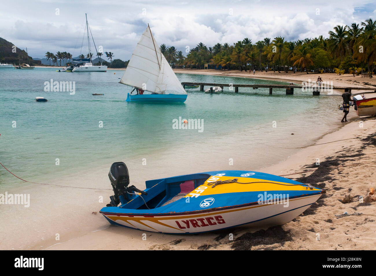Taxi d'acqua, spiaggia, yacht, e vista dei Caraibi: Salt Whistle Bay, Mayreau, Saint Vincent e Grenadine. Foto Stock