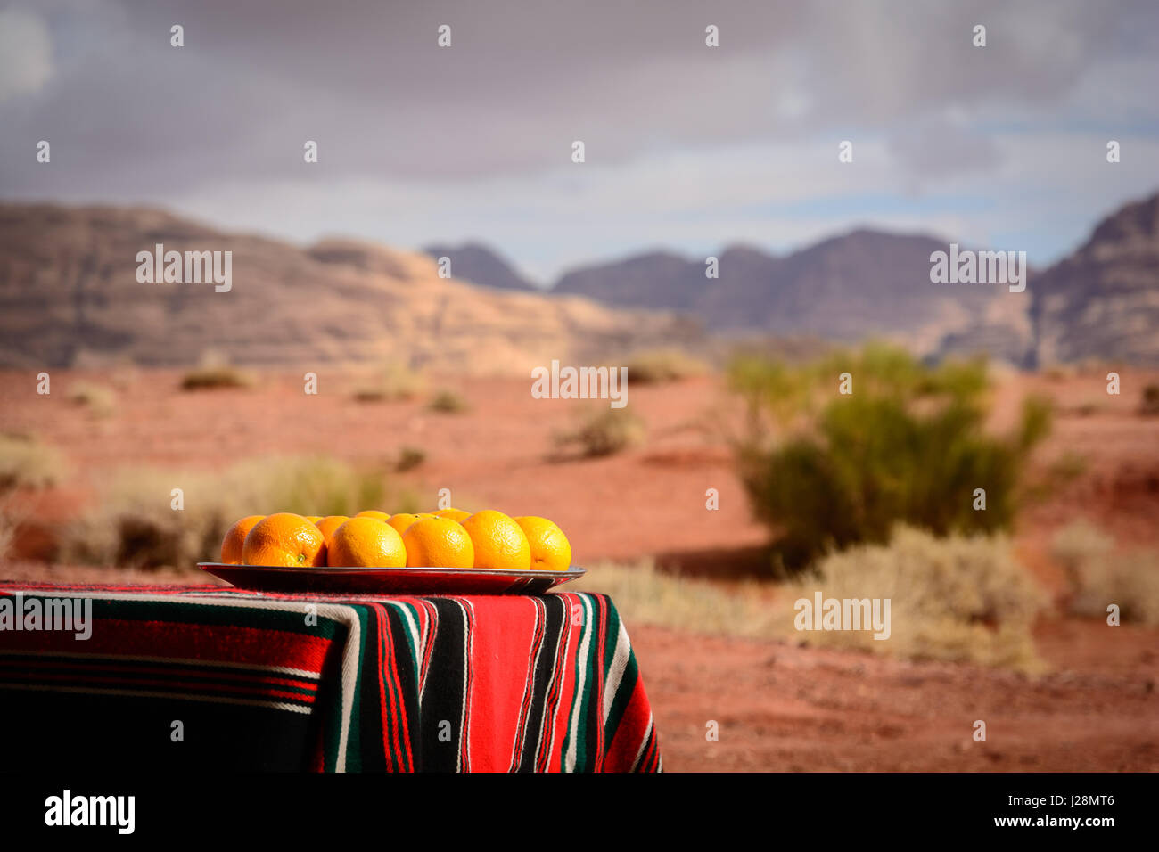 Giordania, Aqaba Gouvernement, Wadi Rum, picnic al deserto discese, Il Wadi Rum è un deserto altopiano nel sud della Giordania. Patrimonio naturale UNESCO Foto Stock