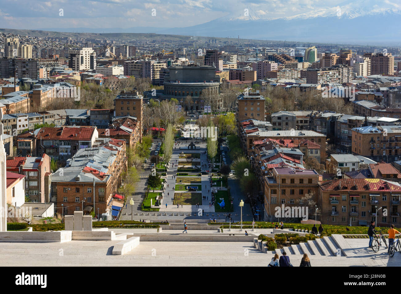 Armenia, Yerevan, Kentron, vista da "a cascata" al centro con il Teatro dell'Opera. Sullo sfondo il massiccio del Monte Ararat Foto Stock