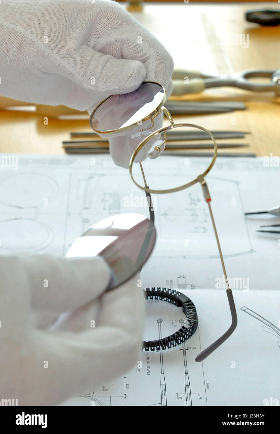 Occhiali da vista di moda su banco di assemblaggio presso lo stabilimento Safilo di Padova. Foto Stock