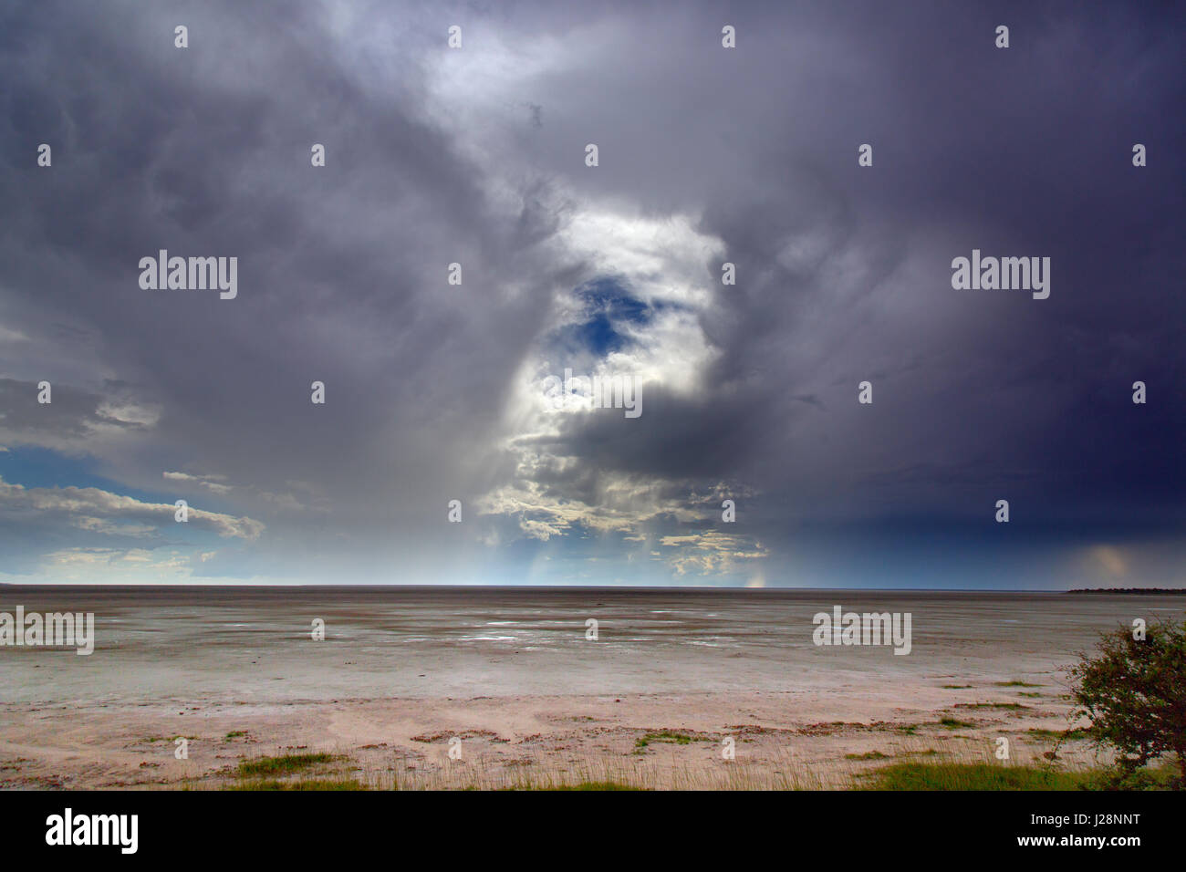 Saline presso il Parco Nazionale di Etosha e cielo brfooding Namibia Foto Stock