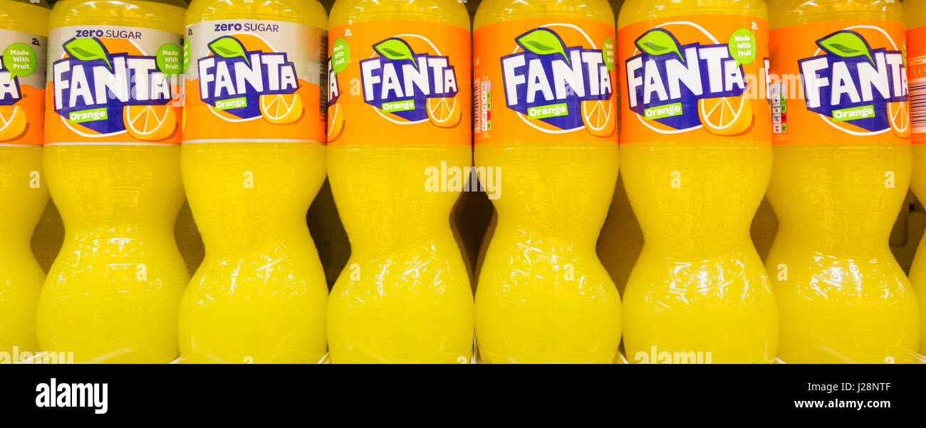 Fanta:bottiglie di zucchero libero Fanta su scaffale di supermercato. Regno Unito Foto Stock