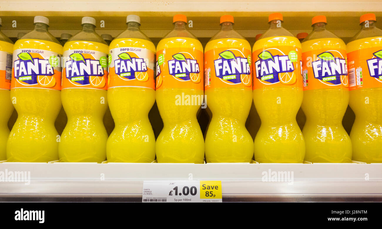Fanta:bottiglie di zucchero libero Fanta su scaffale di supermercato. Regno Unito Foto Stock